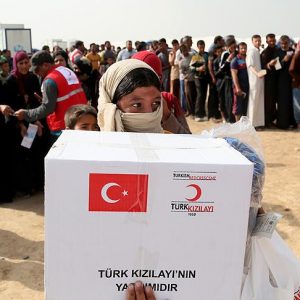 تركيا تقدم مساعدات إلى 1500 عائلة نازحة من الموصل