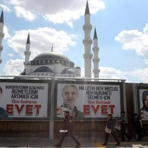 اشتعال المنافسة بين أنصار (لا) و(نعم) للتعديلات الدستورية في تركيا.. وزوجان يسمّيان مولودهما “إيفيت”