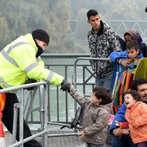 ألمانيا تعيد دراسة ملفات 100 ألف لاجئ حصلوا على الإقامة