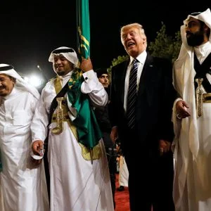 بالفيديو…ترامب يرقص مع الملك سلمان في السعودية