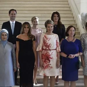 ما سر وقوف رجل وسط زوجات زعماء الناتو