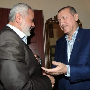 أردوغان يهنئ هنية بانتخابه رئيسًا لـ”حماس”