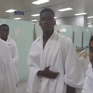 الفرنسي بوغبا يؤدي مناسك العمرة بعد التتويج بـ”يوروبا ليغ”