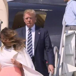 خبيرة تفسر سبب رفض ميلانيا الإمساك بيد ترامب