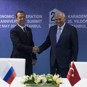 ميدفيديف: سيتم تفعيل قرار رفع القيود التجارية مع تركيا بسرعة
