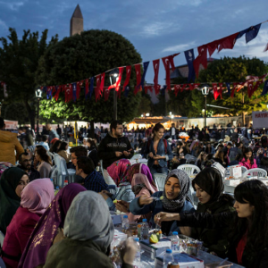 بلديات إسطنبول تنظم موائد إفطار جماعية لعشرات آلاف الصائمين