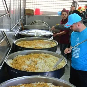 “الديانة التركي” يقدم يوميا وجبات مطبوخة لـ15 ألف سوري في اعزاز