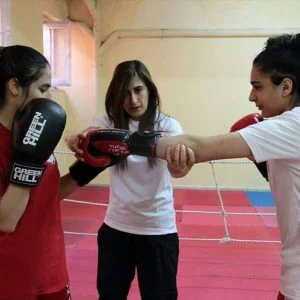 مدربة تركية في “الكيك بوكسينغ”تسطع في البطولات العالمية