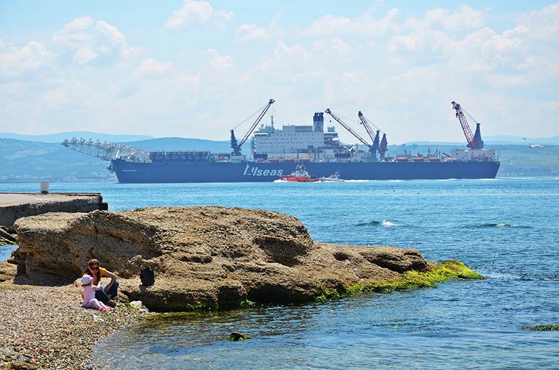 السفينة العملاقة التي ستبدأ أعمال بناء السيل التركي تعبر مضيقَ الدردنيل في تركيا 8 السفينة العملاقة التي ستبدأ أعمال بناء السيل التركي تعبر مضيقَ الدردنيل في تركيا 7