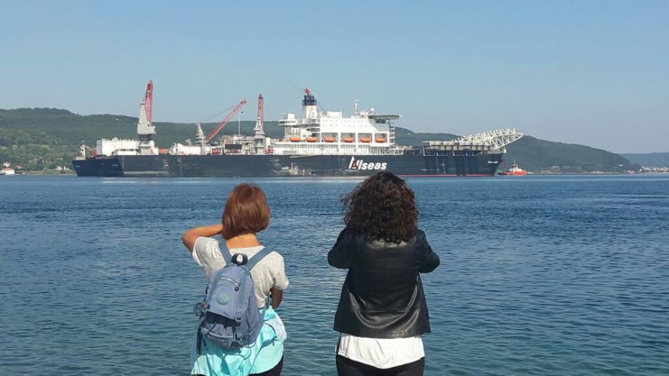 السفينة العملاقة التي ستبدأ أعمال بناء السيل التركي تعبر مضيقَ الدردنيل في تركيا 6 السفينة العملاقة التي ستبدأ أعمال بناء السيل التركي تعبر مضيقَ الدردنيل في تركيا 5