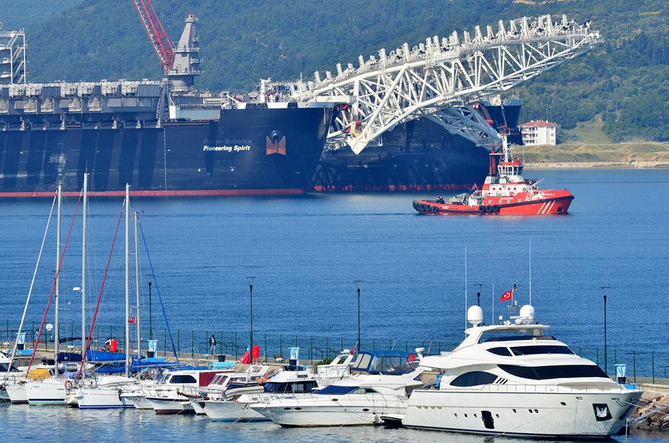 السفينة العملاقة التي ستبدأ أعمال بناء السيل التركي تعبر مضيقَ الدردنيل في تركيا 2 السفينة العملاقة التي ستبدأ أعمال بناء السيل التركي تعبر مضيقَ الدردنيل في تركيا 1