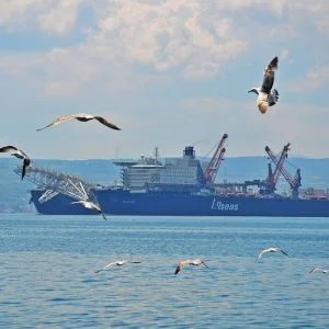 السفينة العملاقة التي ستبدأ أعمال بناء السيل التركي تعبر مضيقَ الدردنيل في تركيا