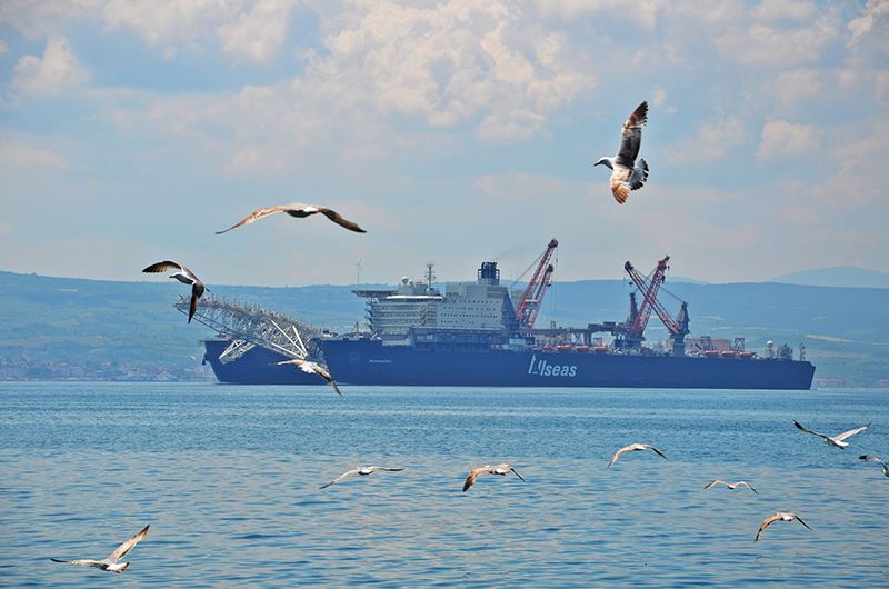 السفينة العملاقة التي ستبدأ أعمال بناء السيل التركي تعبر مضيقَ الدردنيل في تركيا 4 السفينة العملاقة التي ستبدأ أعمال بناء السيل التركي تعبر مضيقَ الدردنيل في تركيا 3