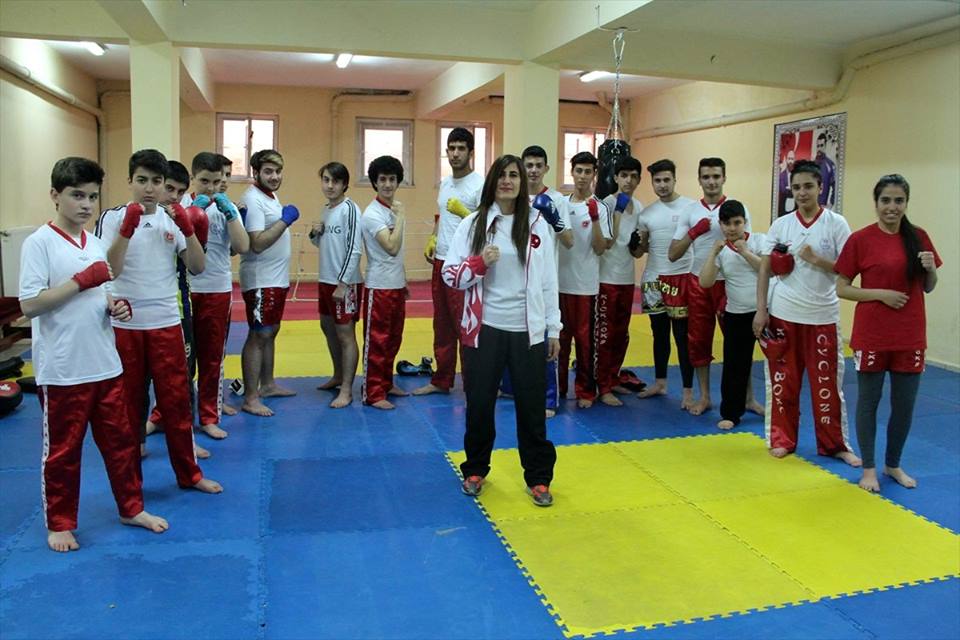 مدربة تركية في “الكيك بوكسينغ”تسطع في البطولات العالمية 2 مدربة تركية في “الكيك بوكسينغ”تسطع في البطولات العالمية 1