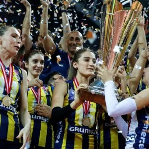 فنربخشه يتوج بكأس الدوري التركي لكرة الطائرة للسيدات