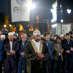 في ذكرى "فتح القسطنطينية".. الآلاف يصلّون الفجر في ساحة "آيا صوفيا" 2 في ذكرى "فتح القسطنطينية".. الآلاف يصلّون الفجر في ساحة "آيا صوفيا" 1