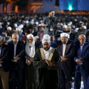 في ذكرى "فتح القسطنطينية".. الآلاف يصلّون الفجر في ساحة "آيا صوفيا" 6 في ذكرى "فتح القسطنطينية".. الآلاف يصلّون الفجر في ساحة "آيا صوفيا" 5