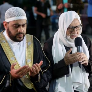 في ذكرى "فتح القسطنطينية".. الآلاف يصلّون الفجر في ساحة "آيا صوفيا" 8 في ذكرى "فتح القسطنطينية".. الآلاف يصلّون الفجر في ساحة "آيا صوفيا" 7