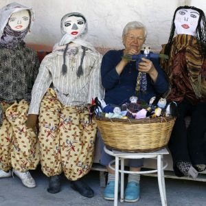 قرية تركية تستعد لاستقبال المشاركين في “مهرجان الفزّاعات”