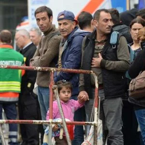 ادعى أنه لاجئ سوري.. ضابط متطرف ينغص على اللاجئين السوريين في ألمانيا