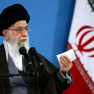 خامنئي يهاجم السعودية