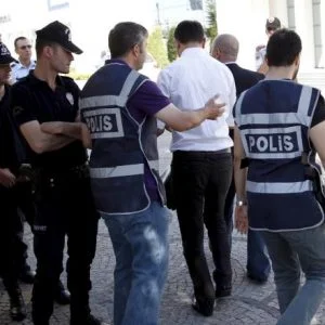 تركيا تعزل أربعة آلاف قاض وممثل ادعاء