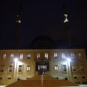 الأتراك يؤدون أول صلاة تروايح لشهر رمضان الفضيل 12 الأتراك يؤدون أول صلاة تروايح لشهر رمضان الفضيل 11