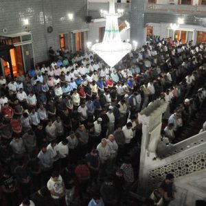 الأتراك يؤدون أول صلاة تروايح لشهر رمضان الفضيل 2 الأتراك يؤدون أول صلاة تروايح لشهر رمضان الفضيل 1