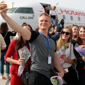تركيا تستقبل السياح الروس بالورود