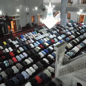 الأتراك يؤدون أول صلاة تروايح لشهر رمضان الفضيل 22 الأتراك يؤدون أول صلاة تروايح لشهر رمضان الفضيل 21