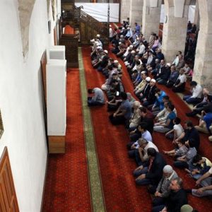 الأتراك يؤدون أول صلاة تروايح لشهر رمضان الفضيل 8 الأتراك يؤدون أول صلاة تروايح لشهر رمضان الفضيل 7