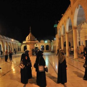 الأتراك يؤدون أول صلاة تروايح لشهر رمضان الفضيل 24 الأتراك يؤدون أول صلاة تروايح لشهر رمضان الفضيل 23