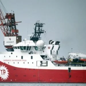 قبطان تركي يرد على تحذيرات القبارصة الروم بنشيد”المهتران” العثماني