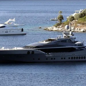 يخت فاخر لرجل أعمال روسي يرسو في ميناء “بودروم” التركية