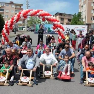 تركيا.. آباء وأبناء يتسابقون بسيارات بدائية صمموها بأنفسهم