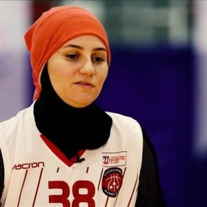 أول لاعبة سلة تركية محجبة تتحدث عن تجربتها الجديدة