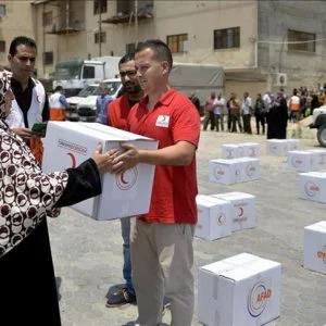 تركيا تقدم 1500 سلة غذائية لمتضرري الحرب بتعز اليمنية