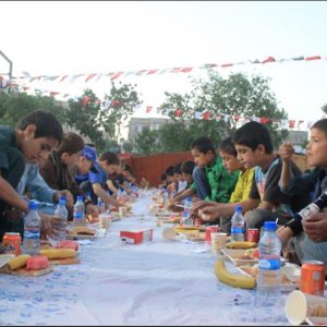 “تيكا” التركية تنظم افطار لـ 500 يتيم أفغاني