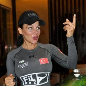 لدعم الأطفال المصابين بالسرطان.. عداءة تركية تشارك بـ”ماراثون سور الصين”