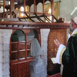 مرتديًا الزي العثماني.. تركي يعكف منذ عامين على زيارة أضرحة أهم شخصيات التاريخ التركي