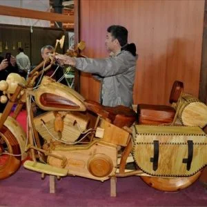 دراجة نارية خشبية تستحوذ على اهتمام زوار معرض للمصنوعات الخشبية في تركيا