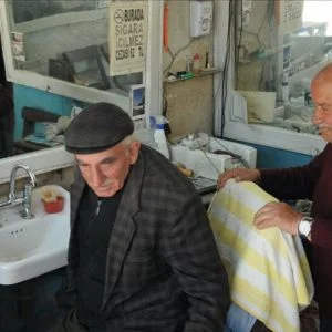 رغم بلوغه 82 خريفًا.. تركي يزاول الحلاقة منذ 52 عاما