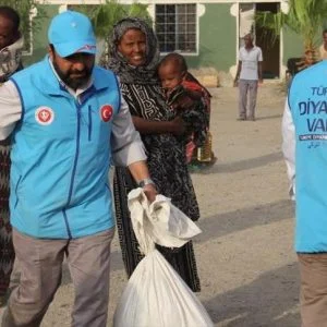 وقف الديانة التركي يوزع مساعدات غذائية على 1500 أسرة بإثيوبيا