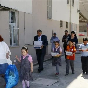 مدرسة تركية تبيع المخلفات الورقية وتشتري بريعها ملابس للطلاب المحتاجين