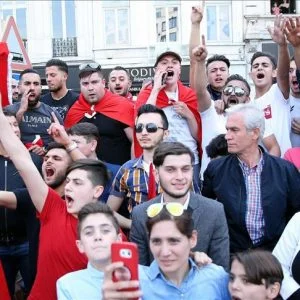 أتراك يتجمعون لاستقبال أردوغان أمام مقر إقامته في بلجيكا