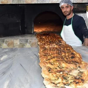 تركي يصنع “خبز رمضان” بطول 3.9 أمتار