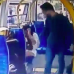 شاب تركي يهاجم فتاة في حافلة بمدينة اسطنبول