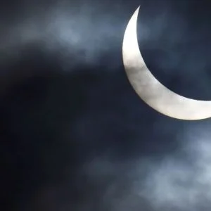 معظم دول العالم أعلنت الأحد أول أيام العيد.. ما عدا هذه البلدان