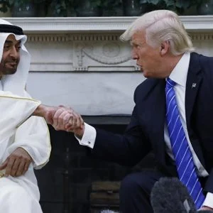 سفير الإمارات بواشنطن: نرحب بقيادة ترامب جبهة مواجهة قطر