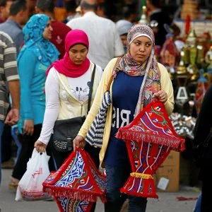 قرية مصرية تعزم ركاب قطار بالكامل على وجبة الإفطار